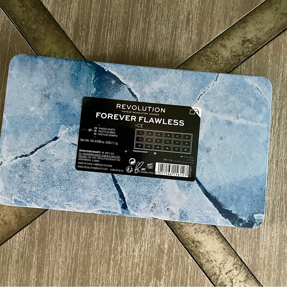 Makeup Revolution Eyeshadow Palette London Forever Flawless Ice, 18 Shades New